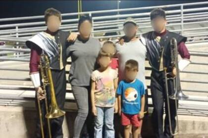 El matrimonio indocumentado con cuatro de sus hijos