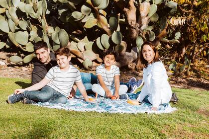 El matrimonio junto a sus hijos Tiziano y Luca.