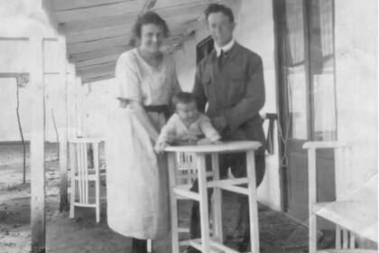 El matrimonio Klein junto a uno de sus diez hijos en el rancho en Plá, partido de Alberti