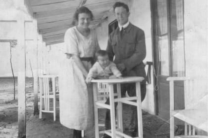 El matrimonio Klein junto a uno de sus diez hijos en el rancho en Pla