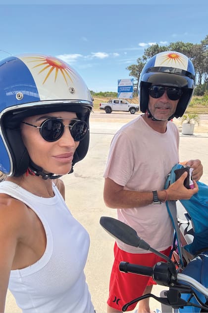 El
matrimonio llevando –
cada uno– el casco con
la bandera argentina
que el líder de La Dolfina usa desde 2002 en
cada uno de sus partidos