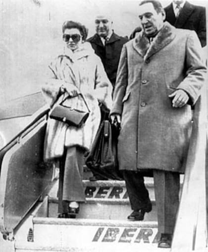 El matrimonio Perón, de regreso en Madrid, luego de su primer retorno a la Argentina, en 1972