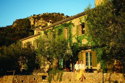 El matrimonio posa al frente de “Son Muntaner”, su fabulosa casa ubicada en la zona de Tramuntana, al norte de Mallorca. Sofía, que a fines de diciembre cumplió dos años de casada con monsieur Betak, luce una camisa cache-coeur de Etiqueta Negra, que combinó con una falda plato de Carolina Herrera y