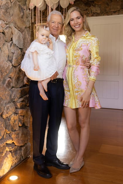 El matrimonio
posa con su
beba de 10
meses al llegar
a su casa tras la
ceremonia. Kahlo
luce otro vestido
de La Blancherie
y una vincha con
un moño