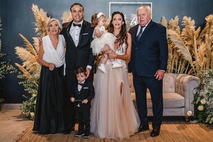 El matrimonio posa con sus hijos Félix y Lupe y los padres de la deportista, René y Nilda Aymar. 
