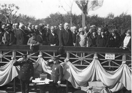 El matrimonio Presidencia durante un acto por el Día del Policía, en 1927.