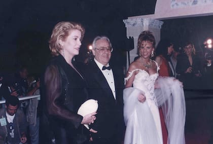 El matrimonio Scarpa recibe a Catherine Deneuve en la puerta de La Pinduca, para dar comienzo a La Noche de los Sueños