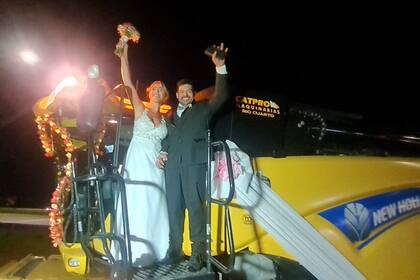 El matrimonio se retiró de la iglesia en la cosechadora. Fotos y video de Germán Tinari/Valor Agregado