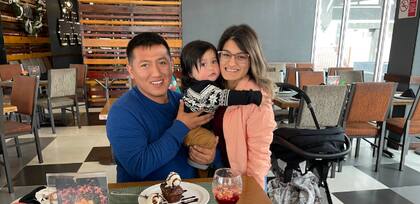 El matrimonio sigue en la lucha de conseguir un permiso de trabajo