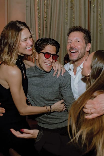 El matrimonio Simeone junto a
Giuliano –hijo del director técnico–
y su novia Irene Ariza