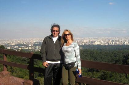 Carlos junto a su mujer y la vista de la ciudad de San Pablo de fondo.
