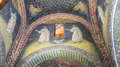 El mausoleo construido para Gala Placidia, una fuerte mujer de vida novelesca. Hija y hermana de emperadores, esposa de un rey godo y luego de un cónsul romano, madre de otro emperador y, a su vez, ella misma “augusta” (emperadora) del Imperio romano de Occidente.