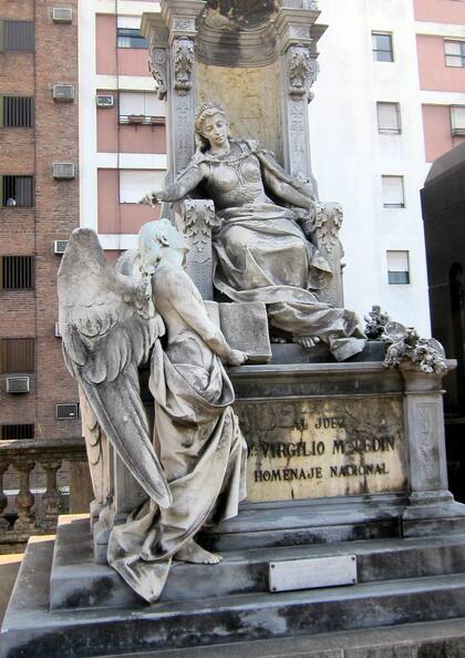 El mausoleo del Juez Tedín, obra del italiano Vincenzo Michelangelo Sansebastiano en la Recoleta.