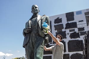 Quiénes son los fans del Zorzal que visitan su mausoleo y en qué consisten sus curiosos rituales