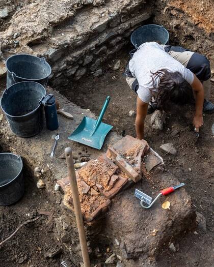 El mausoleo hallado tiene una estructura de 15 metros de diámetro y durante su época de esplendor midió seis metros