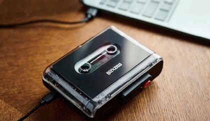 El Maxell MXCP-P100 es un reproductor de cassettes de audio que tiene batería recargable y conectividad Bluetooth