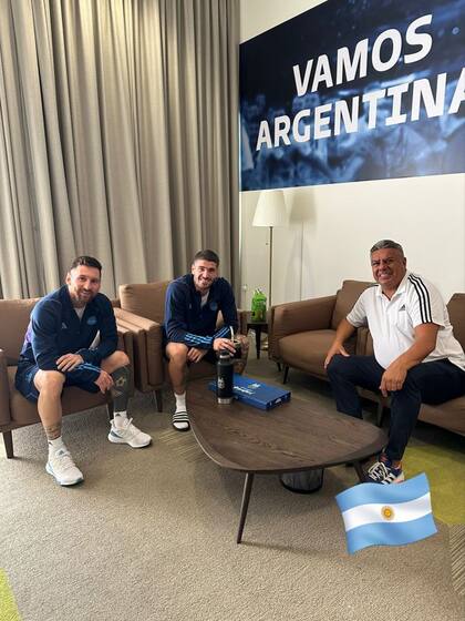 El máximo directivo de AFA es activo en las redes sociales; en @tapiachiqui publicó una imagen de él con Lionel Messi y Rodrigo De Paul poco antes de la final del Mundial.