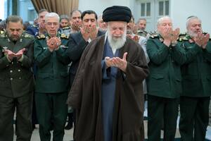 El máximo líder religioso de Irán, el ayatolá Alí Khamenei, centro, ofrece durante una oración con jefes militares en Teherán, a fines de abril