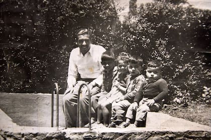 El mayor Cabrera junto a sus hijos David, Zelmira, Mario y Jerónimo Luis