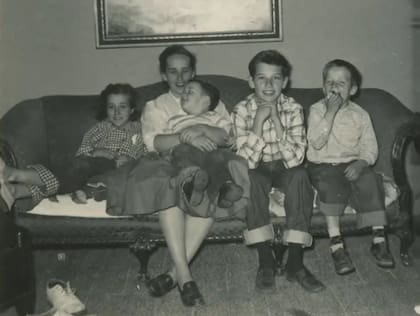 Biden, el mayor de 4 hermanos, junto a su madre