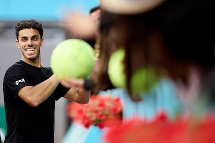 El mayor de los hermanos Cerúndolo, firmando autógrafos en Madrid, en abril pasado: ya es un jugador muy respetado en el tour