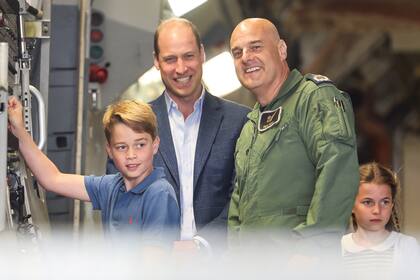 El mayor de los hijos de William y Kate se encargó de desplegar una
de las rampas de la aeronave que visitaron en familia. 