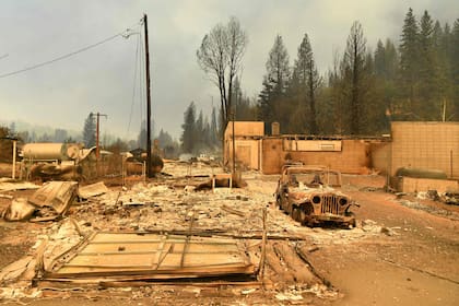 El mayor incendio forestal en California arrasó una pequeña ciudad, destruyendo edificios históricos horas después de que se ordenó a los residentes que huyeran