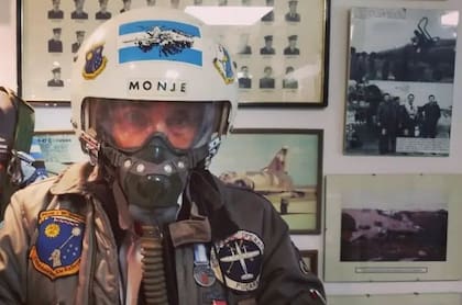 El Mayor (RE) VGM Ricardo Sproviero y un recuerdo de 1982. Su rostro oculto por su casco de vuelo personal y máscara de oxigeno que utilizó en el conflicto portando su indicativo de combate “Monje”. (Fotografía Gentileza Ricardo Sproviero).