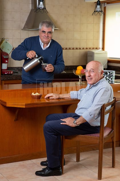 El mayor y el menor de los hermanos Fangio se conocen desde hace años. Juan Carlos –para los íntimos Juancito-, le ceba un mate a Oscar, conocido también como Cacho.