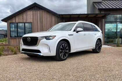 El Mazda CX-90 es un vehículo de gran capacidad con versiones eléctrica e híbrida enchufable