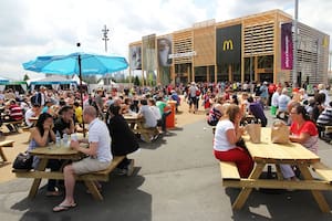 El Mc Donalds más grande del mundo tiene casi 3 mil metros, calcula que venderá hasta que finalicen los Juegos unos 50 mil Big Macs, 100 mil porciones de papas fritas y 30 mil milkshakes, luego se des