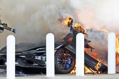 El McLaren 765LT quedó prácticamente reducido a cenizas en la ciudad de Pensilvania, mientras intentaba repostar combustible en una gasolinera