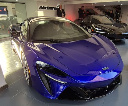 El McLaren Artura Spider exhibido en la nueva concesionaria en la Argentina