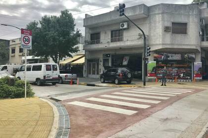 El mecánico Brian dice que los autos vuelan por la rampa