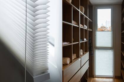 El mecanismo “TopDown-BottomUp” de las cortinas Duette permite accionarlas desde la parte inferior o superior del vano para conseguir privacidad o visibilidad