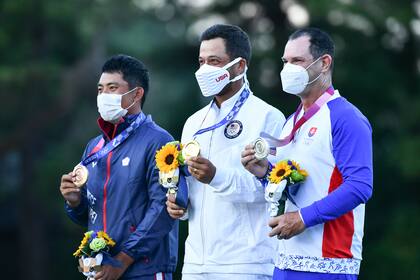 el medallista de bronce de Taiwán Pan CT, el medallista de oro de EE. UU. Xander Schauffele y el medallista de plata de Eslovaquia Rory Sabbatini se paran en el podio en la ceremonia de entrega de medallas del juego de golpes individual de golf masculino.