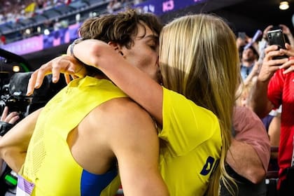 El medallista olímpico en salto de garrocha, Mondo Duplantis se funde en un beso apasionado con la modelo y creadora de contenido, Desiré Inglander