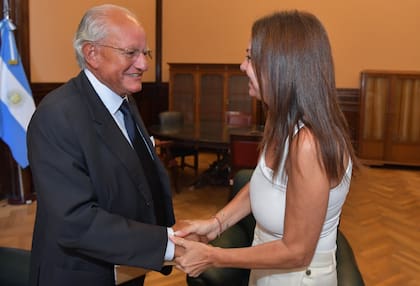 El médico Abel Albino, de Conin, junto a la ministra de Capital Humano, Sandra Pettovello