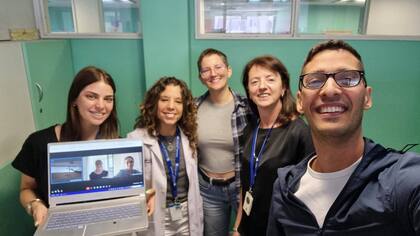 El médico argentino Santiago de Matos Lima junto al equipo con el que desarrolló un videojuego para transformar la experiencia de los niños que deben someterse a procedimientos quirúrgicos