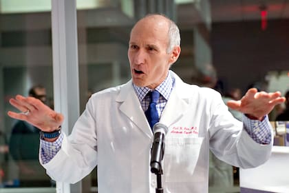 El médico Carl June