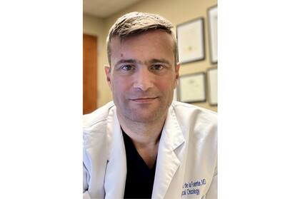 El médico cirujano argentino Sebastián G. de la Fuente