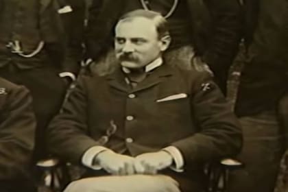 El médico cirujano Frederick Treves encontró en uno de sus presentaciones a Joseph Merrick e inmediatamente se interesó en su caso