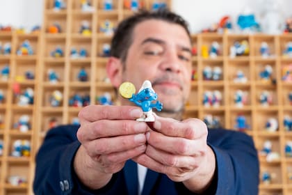 El médico comparte una de las figuras de su colección de 650 pitufos que juntó en los últimos dos años.