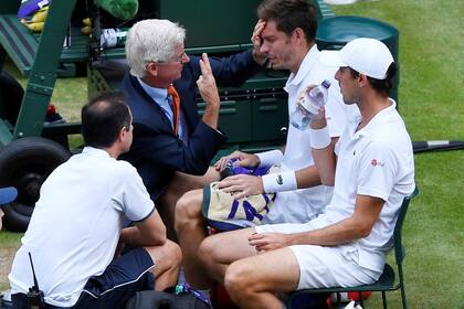 El médico controla la visión de Mahut tras el pelotazo