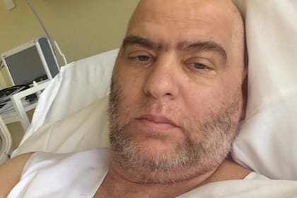El médico, durante una de sus internaciones para recibir tratamiento