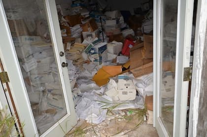 El médico guardaba expedientes de pacientes en una especia de instalación de almacenamiento en condiciones insalubres con heces y orina de roedores y termitas que infestaban las carpetas