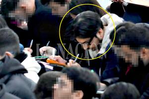 El médico que grabó el examen con sus lentes, en una foto que tomó LA NACION el día de la evaluación