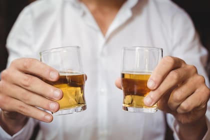 El médico recomendó solamente consumir alcohol en eventos sociales (Foto: Freepik)