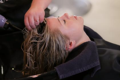 El médico señaló que cuando el cabello permanece húmedo durante periodos prolongados se hincha (Foto ilustrativa: PIXABAY)