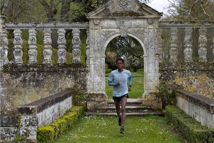 El atleta está feliz de poder proseguir con sus entrenamientos, realiza varios recorridos de carrera, usa los aparatos de musculación que hay en el bosque